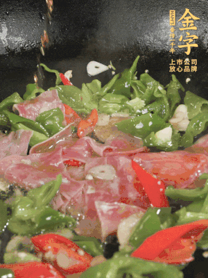 再下蒸炒火腿煸炒，加少許白糖提鮮。