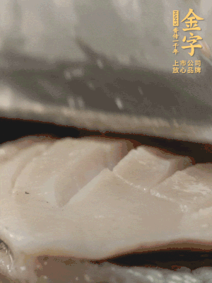 鮑魚用勺子撬出來，去掉內(nèi)臟和牙齒，加面粉、白醋、鹽、啤酒抓一下，清水洗凈，切花刀。