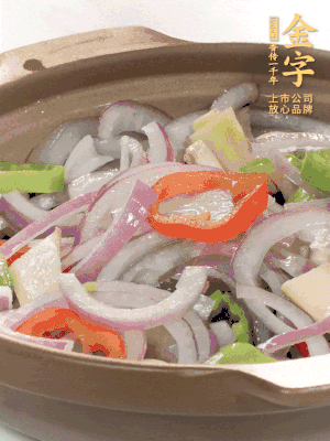 砂鍋底鋪上香菜，放上料頭，再放上焯過水的鮑魚殼。