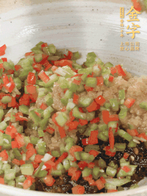 XO醬、蒜蓉醬、青紅椒粒攪拌成醬料。
