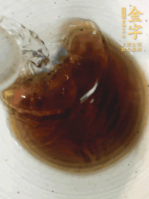 黃酒中加清水、蒸魚豉油、白砂糖混合均勻。