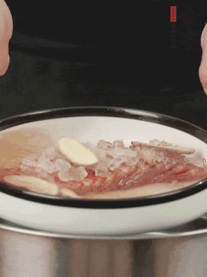 置于盤中，加冰糖100g、黃酒100g、水200g，上鍋蒸20分鐘。