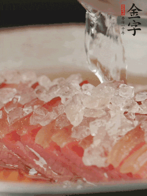 依舊放上冰糖100g、黃酒100g、水200g，鍋中再蒸15分鐘。