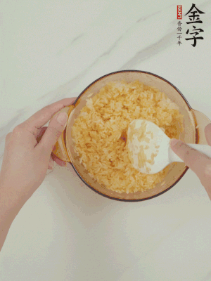 隔夜剩米飯加蛋黃攪拌均勻。