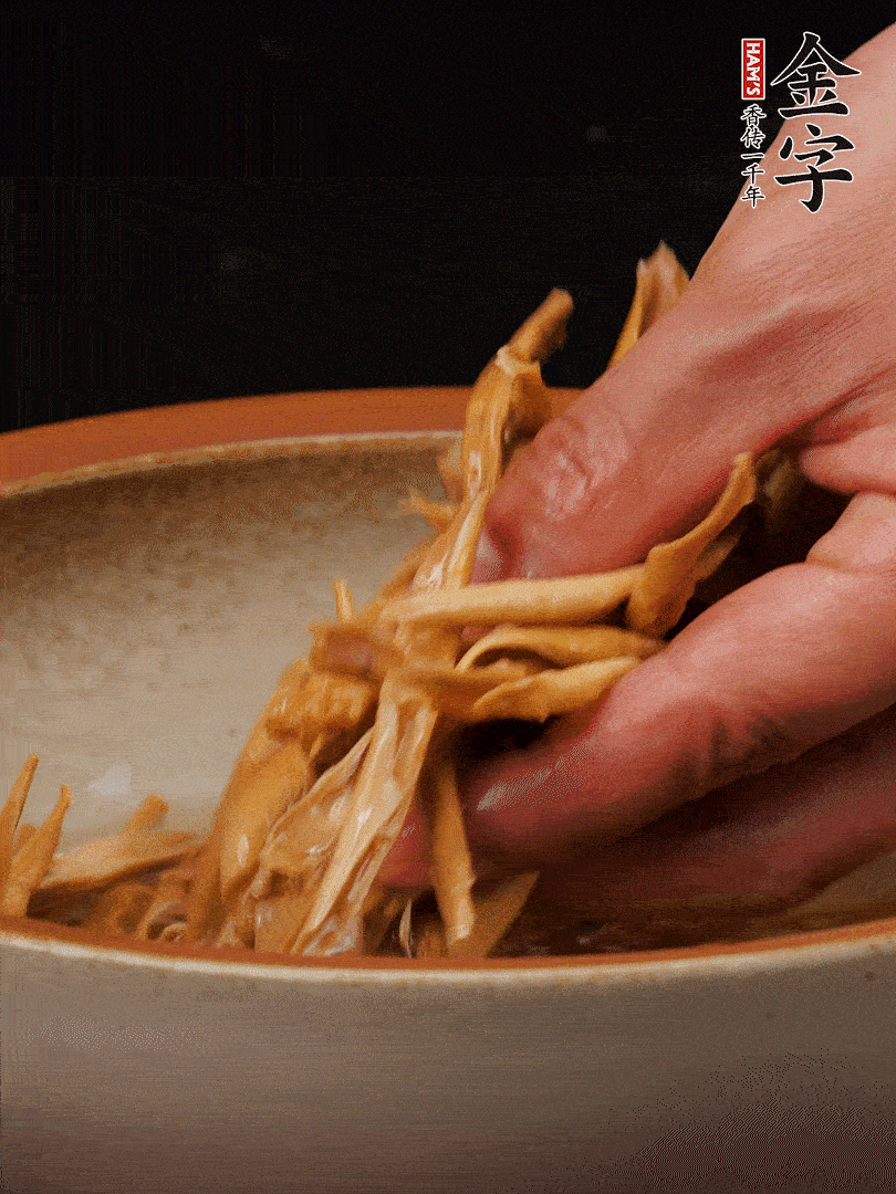 農(nóng)家土筍尖提前泡軟，用刀劃成細(xì)絲，這樣會(huì)更加入味。