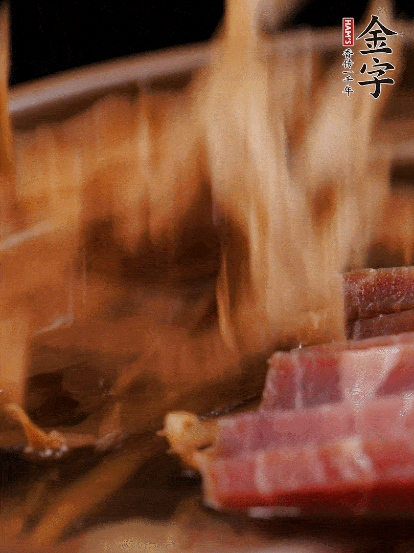 大筒骨、金字火腿、姜片、黃酒一起放入砂鍋，加筍干燉煮40分鐘。（如果家里有高壓鍋，用高壓鍋把高湯壓出來(lái)更鮮濃。）