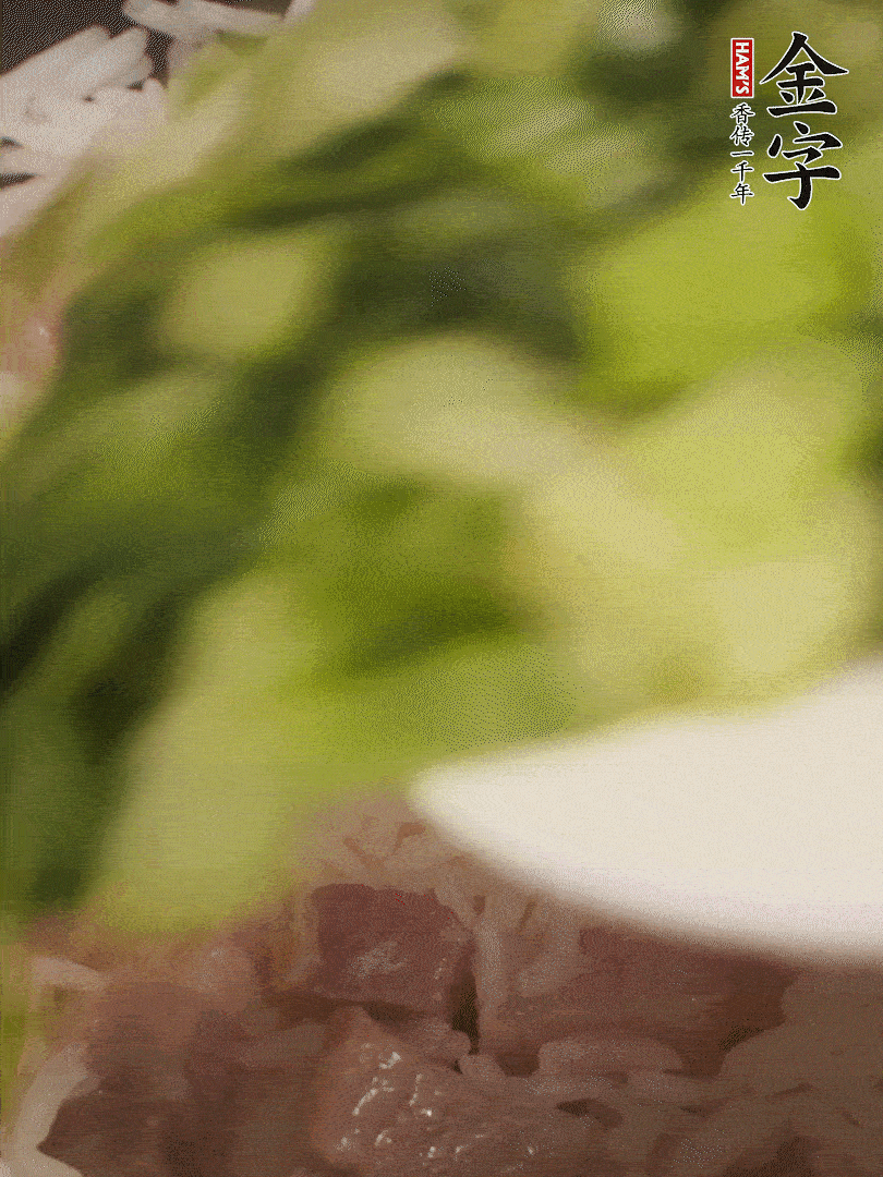 將燜煮好的米飯，倒入炒熟的蔬菜中，翻炒均勻鍆繼續(xù)燜煮5分鐘