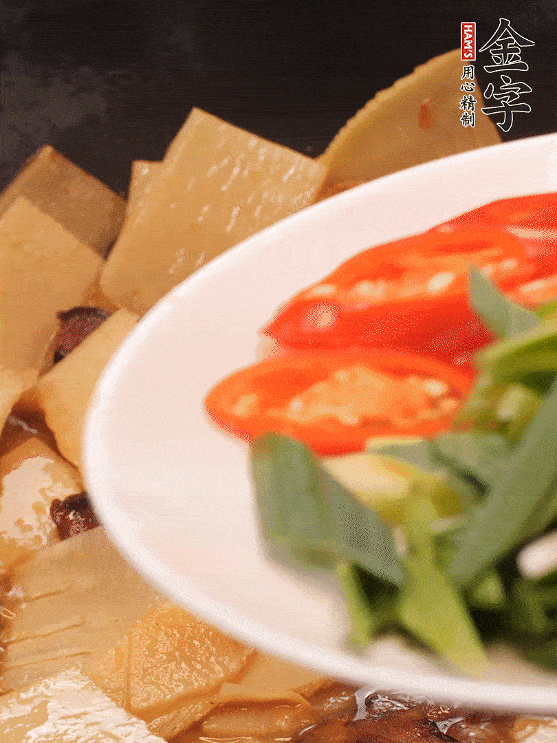 少許料酒增香，下蒜白、青紅辣椒略微翻炒