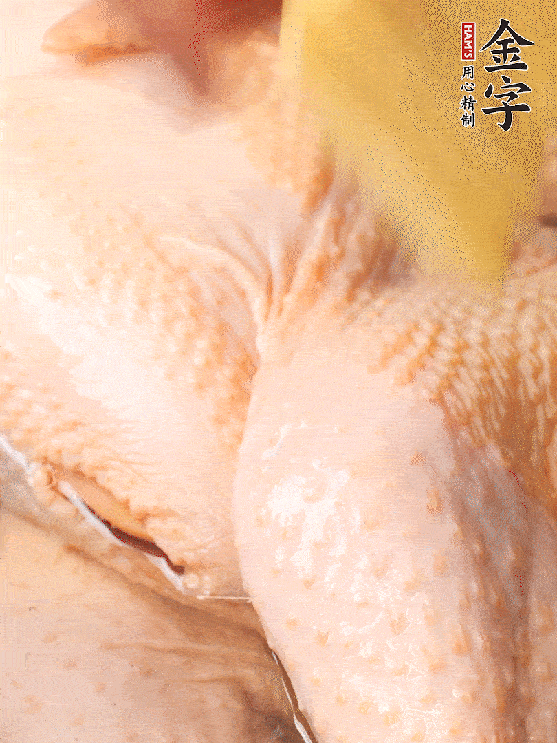 老母雞去頭去尾，斬去雞爪。冷水入鍋，加料酒、蔥姜焯水，煮出浮沫后撈出，用清水洗凈