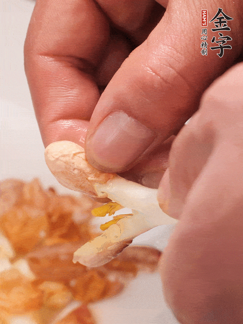 花生芽切段。開水焯水1分鐘，去掉頂部的花生皮