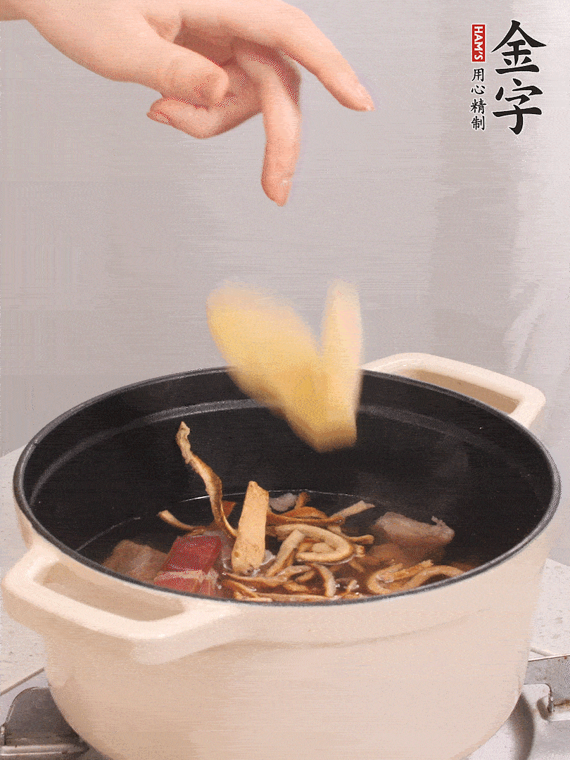 加入青、紅蘿卜再煲20小時(shí)。