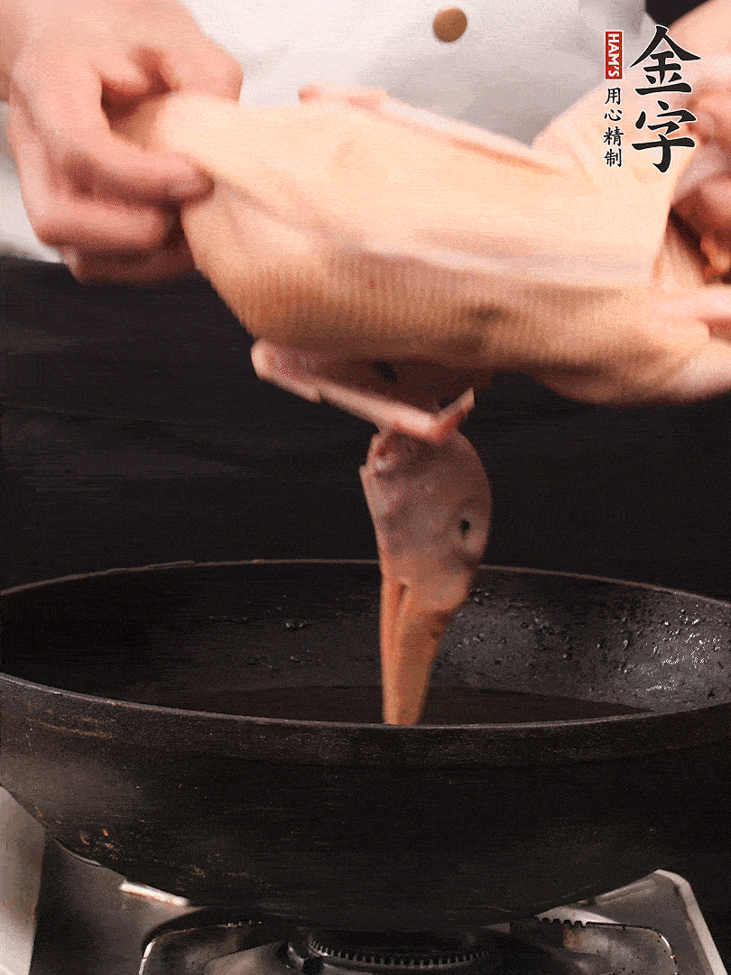 處理干凈的老鴨1只，黃酒小半碗，姜幾片，一起放入冷水，煮沸焯水3分鐘，去除血沫