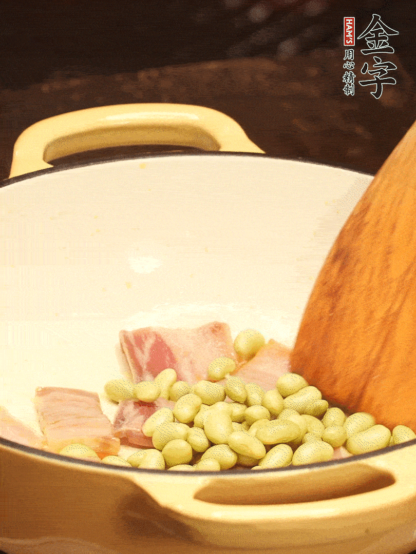 加入青豆、香菇翻炒出香味