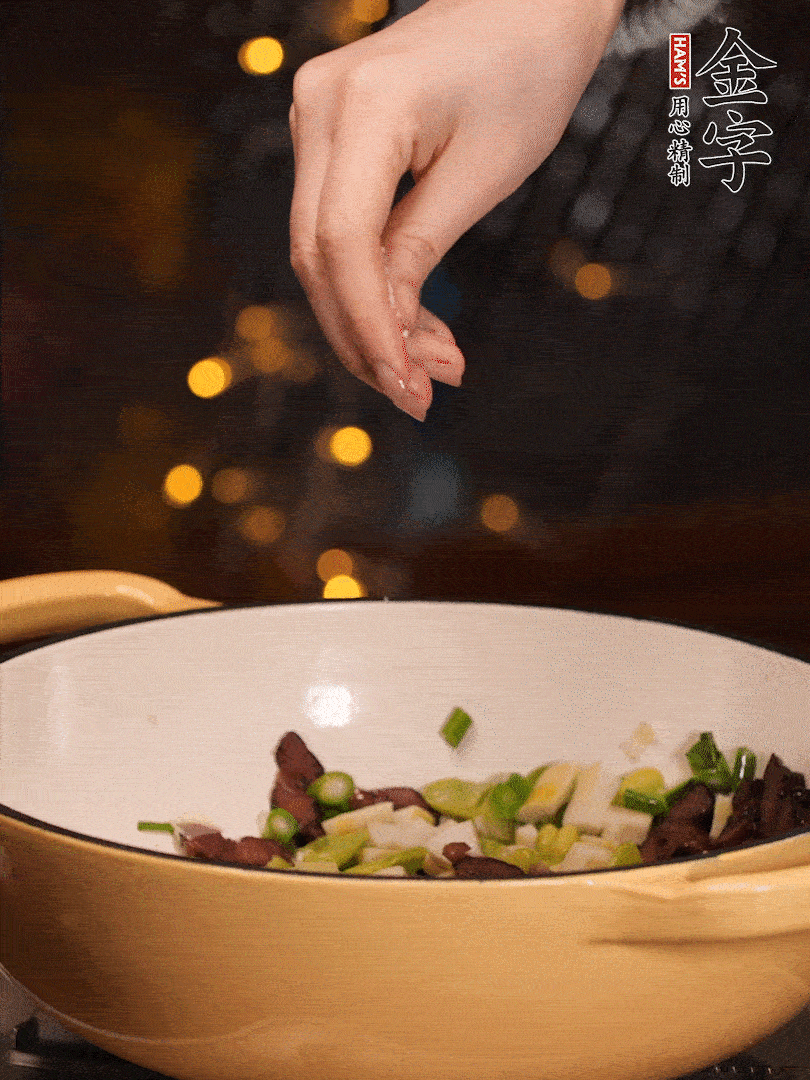 可以加點點水，再加菜苔，加點鹽、味精調(diào)味