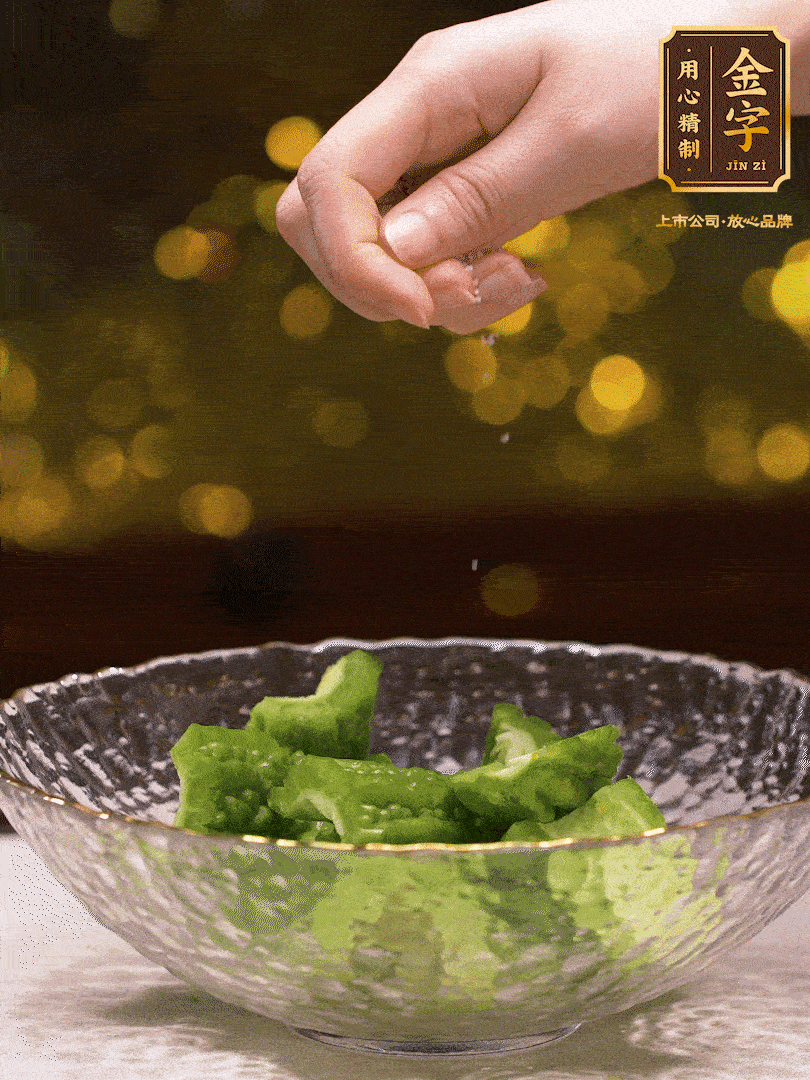 處理好的苦瓜切段（5cm），加點鹽鹽腌一下，去除一下苦味