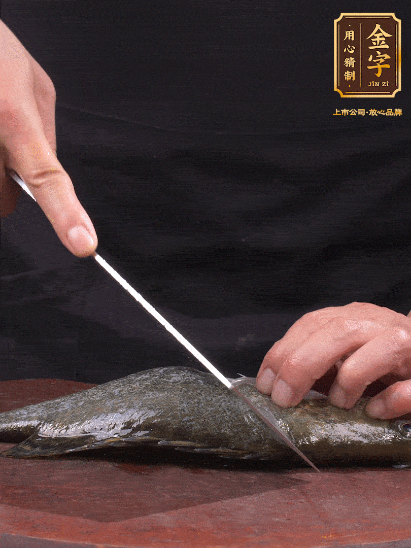 處理桂魚。收拾好的桂魚在兩側(cè)開花刀