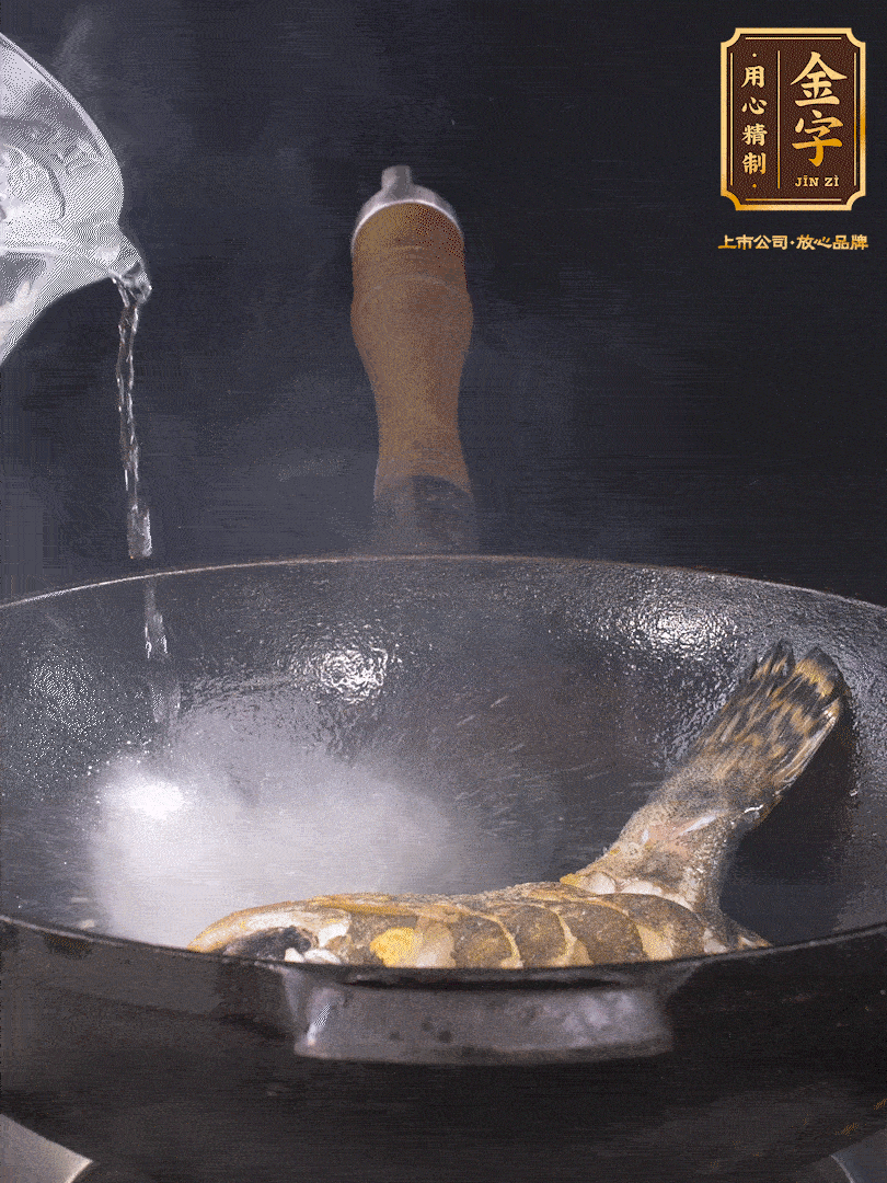 倒入適量食用油，待鍋燒熱后下桂魚煎大約2-3分鐘至兩面金黃（一定要煎透，這樣做出來(lái)的湯才會(huì)比較奶白色）