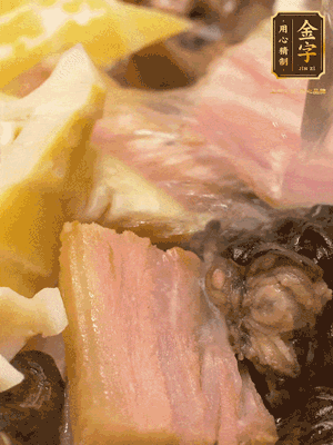 倒入滾燙的熱水，燉煮20分鐘，湯濃汁白