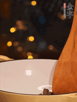 鍋中放入油，倒入醬油肉煸出油脂香味