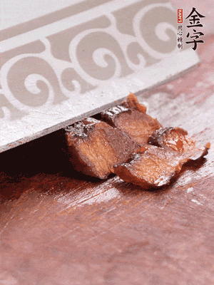 金字醬油肉水煮15分鐘，切薄片