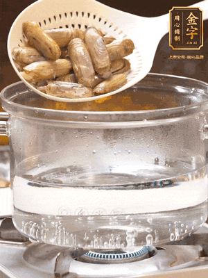 煮一鍋沸水，下蟶子汆燙30秒，撈出浸入冰水，取出蟶子肉