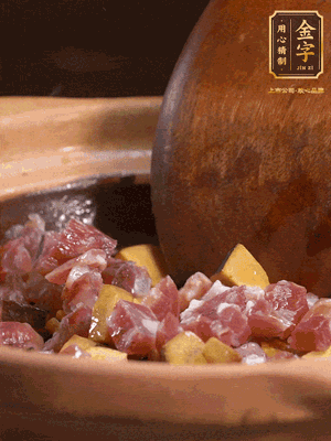 熱油下蒜片，倒入香腸丁、牛肝菌丁翻炒出香味