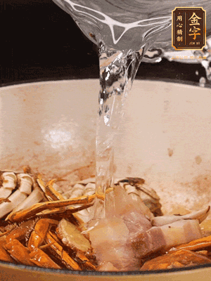 加料酒/花雕酒去腥，加入開水燜10分鐘左右