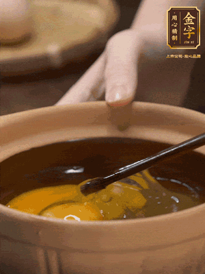 雞蛋打入砂鍋，充分打勻，1.5倍的溫水加一勺鹽，倒入蛋液中，攪拌均勻后用勺子舀去表面浮沫