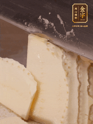 冬筍去殼切片，水開(kāi)后煮2分鐘焯水
