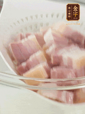 金字淡咸肉、排骨分別加料酒、蔥、姜冷水下鍋焯水，水開撇去浮沫撈出。
