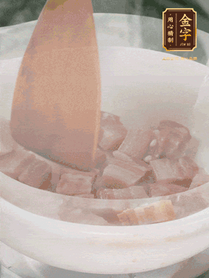 砂鍋內(nèi)咸肉微微煸出香味，再倒入開水。放排骨滾開后轉(zhuǎn)中小火篤30分鐘。（水盡量一次加足，以免中途加水沖淡鮮味。這一步是湯底濃白的關(guān)鍵）