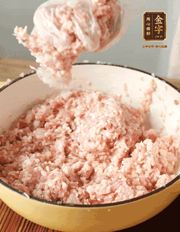 肉丁、咸肉丁、一丟丟鹽、料酒拌勻，反復(fù)摔打上勁。接著加入1兩蔥姜水，反復(fù)拌勻摔打上勁。前后共加3遍。3遍后筍丁，接著反復(fù)摔打上勁。最后加入1個(gè)蛋清、3茶匙生粉拌勻摔打上勁