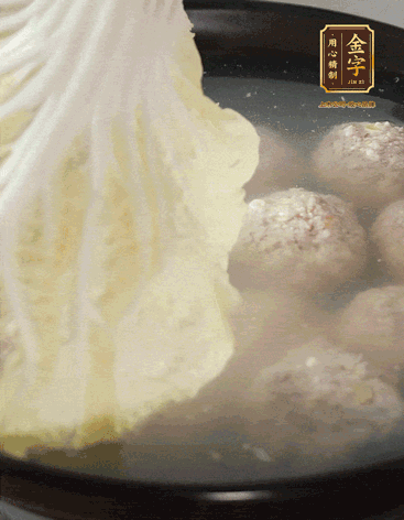 等獅子頭浮起來(lái)時(shí)再加白菜蓋。小火慢燉2小時(shí)