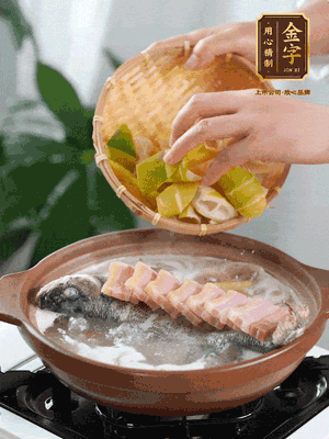 倒開水燉煮后轉(zhuǎn)移入砂鍋，淋料酒去腥、加少許鹽調(diào)味，再依次加咸肉、春筍燉煮15分鐘。
