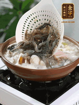 最后加一把蛤蜊、一把河蝦燜2分鐘，放一點(diǎn)白胡椒粉調(diào)味，撒上蔥花點(diǎn)綴！