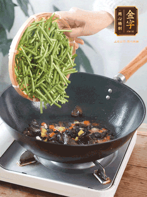 熱油煸香蒜末、姜粒、小米辣，再下臘肉煸炒出香味
