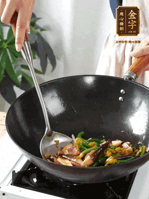 煸香蒜末，下香腸翻炒均勻，再依次下雞縱菌、黃瓜花