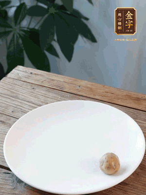 做水油皮、油酥 將油皮材料放入料盆中，加100ml水?dāng)嚢璩裳┗ㄆ瑺睢Ｔ诎赴迳戏磸?fù)揉搓成有一定筋度的光潔面團(tuán)，搓成14個(gè)團(tuán)子。
