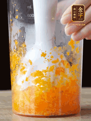 加玉米油、水怡、水揉搓成細(xì)膩的面團(tuán)。松弛半小時后，分成37g一個