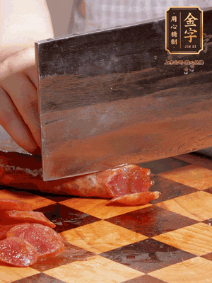 金字香腸煮熟，切片