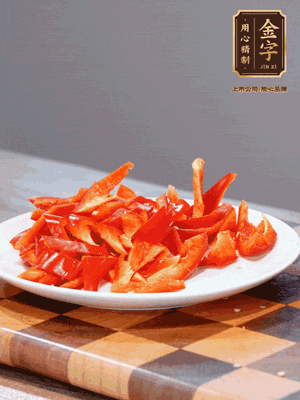 藕帶洗凈，斜切成小段備用、姜切絲、蒜切片、辣椒斜切，再切少許蒜