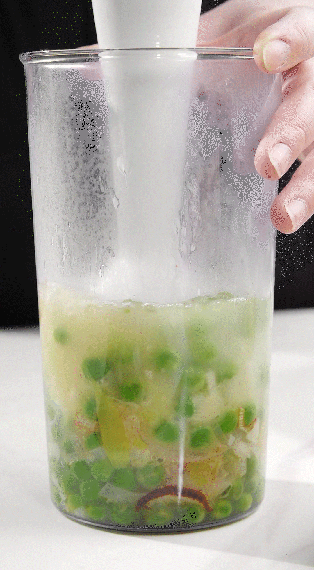 炒好的蔬菜+高湯或熱水，倒入破壁機(jī)攪打細(xì)膩絲滑即可。