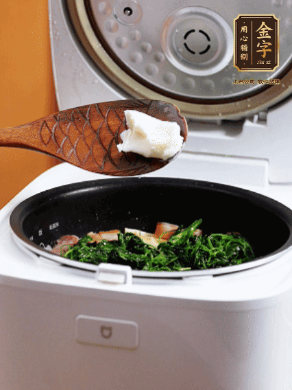 放入電飯鍋、加1勺豬油翻拌均勻