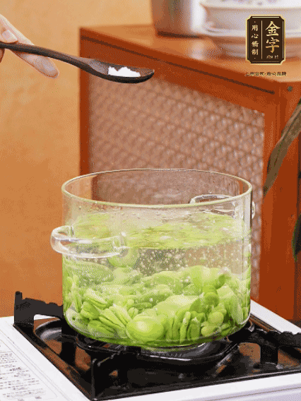 蠶豆剝?nèi)ネ鈿?，加鹽焯水30秒