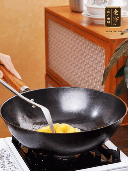 熱油，下雞蛋液煎好，盛出備用