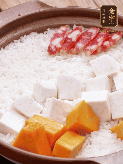 砂鍋涂油，放入泡好的大米。鋪上芋頭、南瓜，倒入開(kāi)水剛好沒(méi)過(guò)，中火煮到水收干