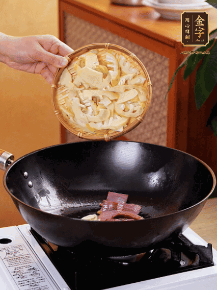 油熱，下蒜末、火腿煸炒出香味，再下筍片微微翻炒