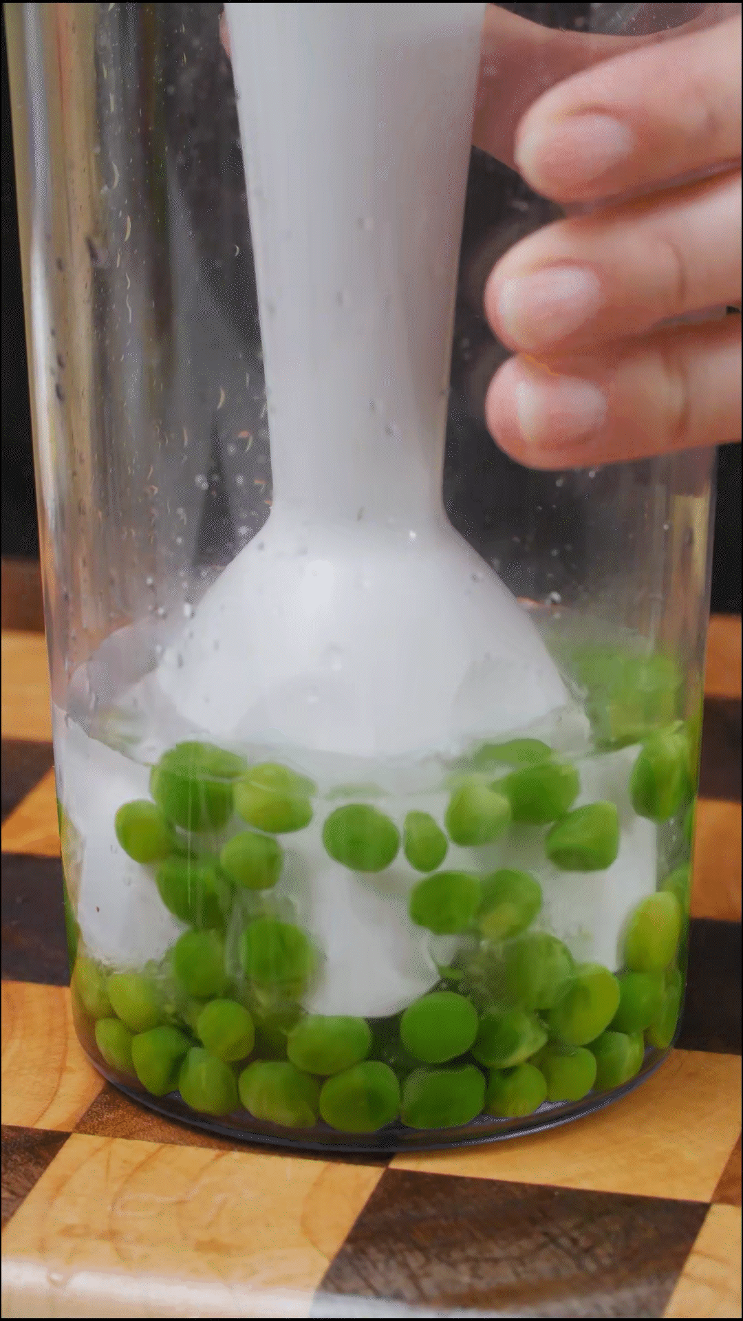斷生的豌豆加水和大蒜，放入料理機(jī)打成糊狀

