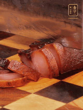 金字醬肉，煮熟切條；蓮藕去皮，切成條狀，焯水2分鐘