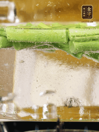 豆角切成段，加油焯水1分鐘